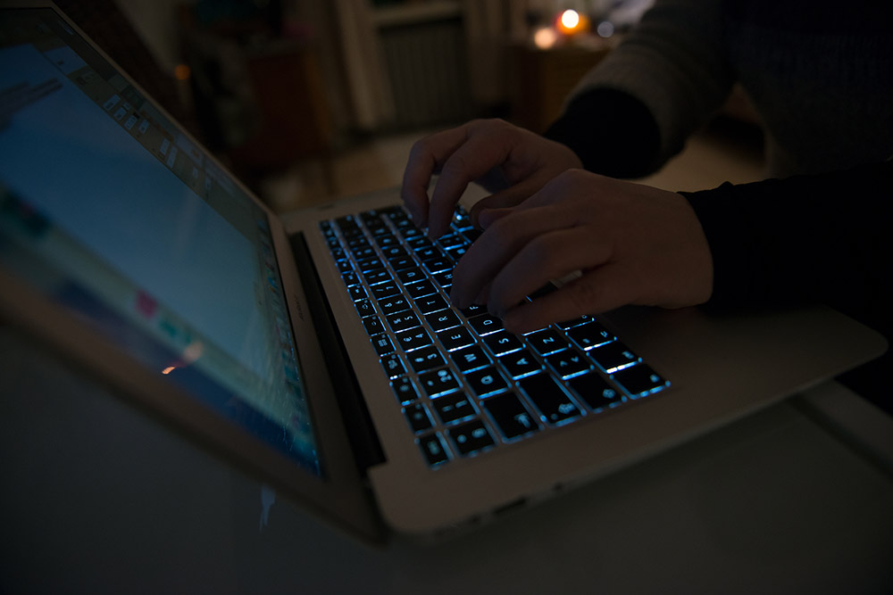 Tietokone pimeässä huoneessa